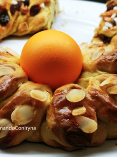 Una foto de Rosca de Pascua con pasas y nueces