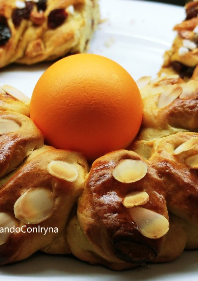 Una foto de Rosca de Pascua con pasas y nueces