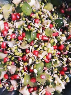 अंकुरित मूंग फ्रूट सलाद (ankurit moong fruit salad recipe in Hindi) रेसिपी मुख्य फोटो