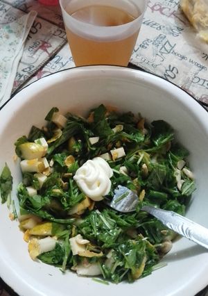 Una foto de Ensalada de rúcula, pera y maní