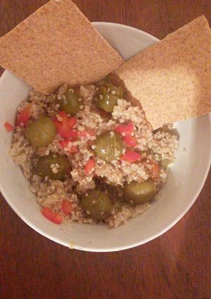 Una foto de Quinoa con olivas