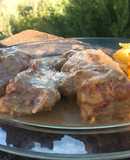 Codillo de cerdo asado con salsa de cebolla caramelizada y Almendras