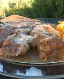 Codillo de cerdo asado con salsa de cebolla caramelizada y Almendras