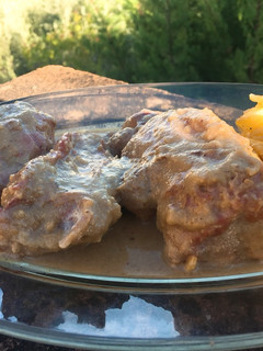 Una foto de Codillo de cerdo asado con salsa de cebolla caramelizada y Almendras