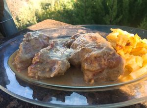 Una foto de Codillo de cerdo asado con salsa de cebolla caramelizada y Almendras