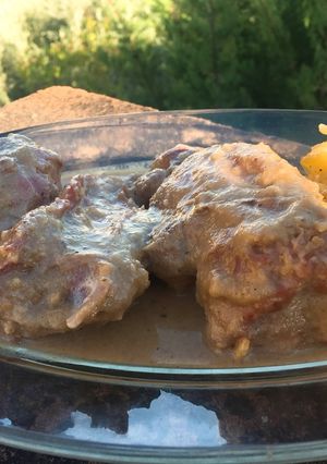 Una foto de Codillo de cerdo asado con salsa de cebolla caramelizada y Almendras