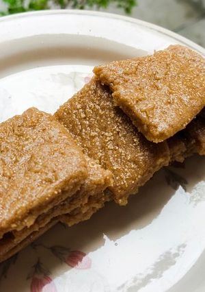 ફરાળી સુખડી(farali sukhdi recipe in gujarati) રેસીપી મુખ્ય ફોટો