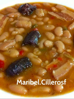 Una foto de Alubias con morcilla y panceta