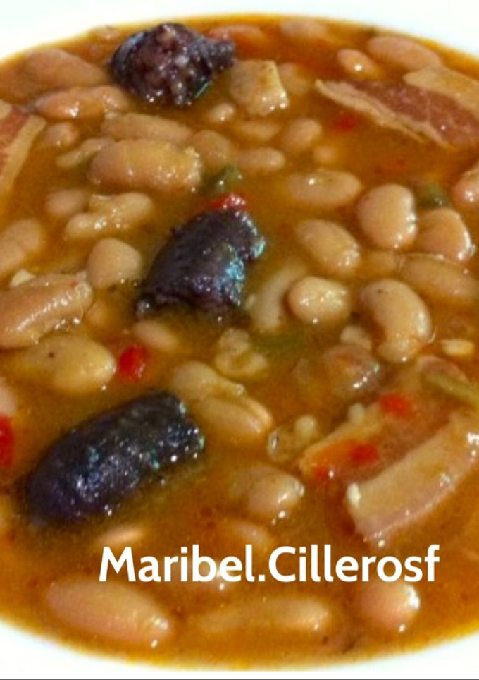 Una foto de Alubias con morcilla y panceta