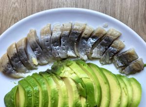 Foto principal de Arenques marinados con aguacate