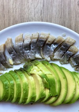 Una foto de Arenques marinados con aguacate