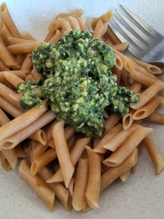 Una foto de Pasta al pesto de acelgas