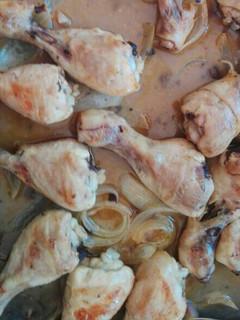 Una foto de Muslos de pollo al horno
