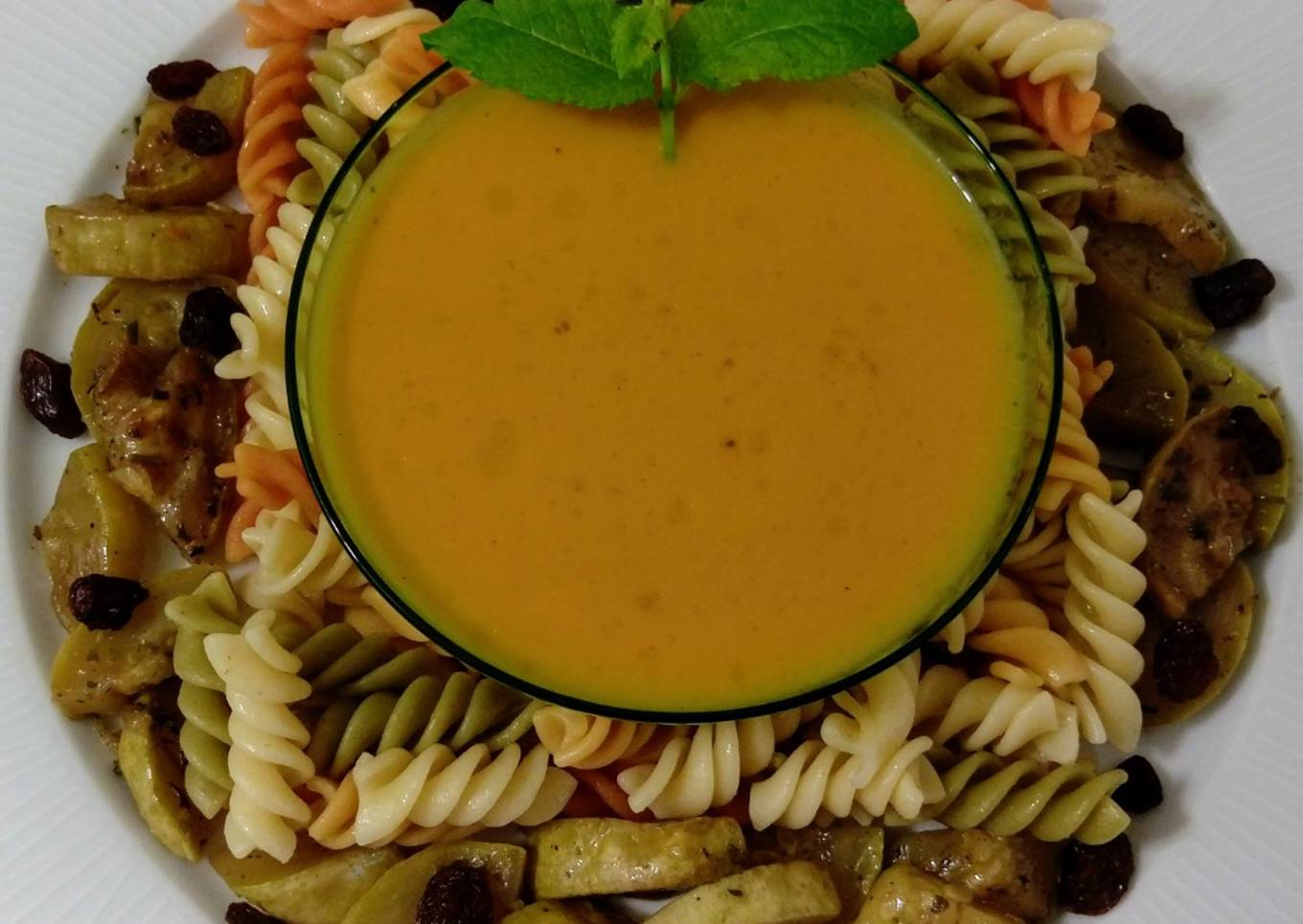 Crema de verduras con salteado de calabacín con pasas y pasta sin gluten