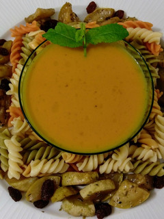Una foto de Crema de verduras con salteado de calabacín con pasas y pasta sin gluten