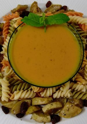 Foto principal de Crema de verduras con salteado de calabacín con pasas y pasta sin gluten