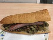 Una foto de bocadillo longaniza