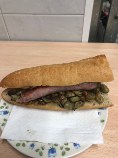 Una foto de 61. Bocadillo de habas con longaniza (almuerzo)