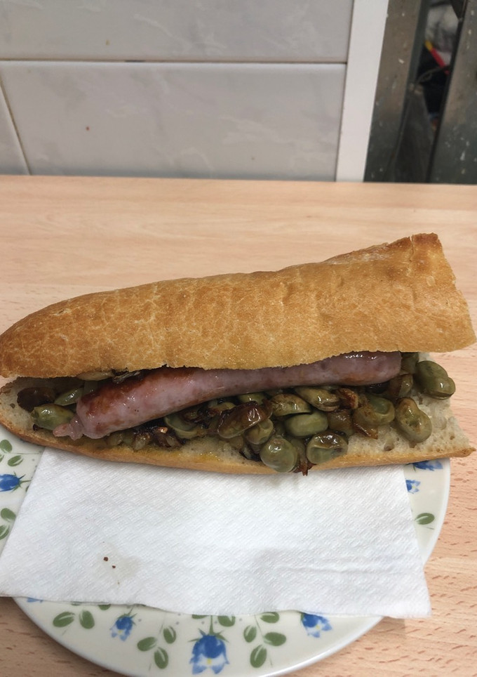 Una foto de 61. Bocadillo de habas con longaniza (almuerzo)