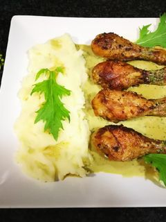 Una foto de Jamoncitos de pollo especiados con puré de patata y salsa