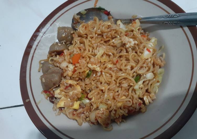 Nasi mie goreng mawud