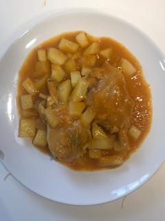 Una foto de Jamoncitos de pollo con guarnición de patatas