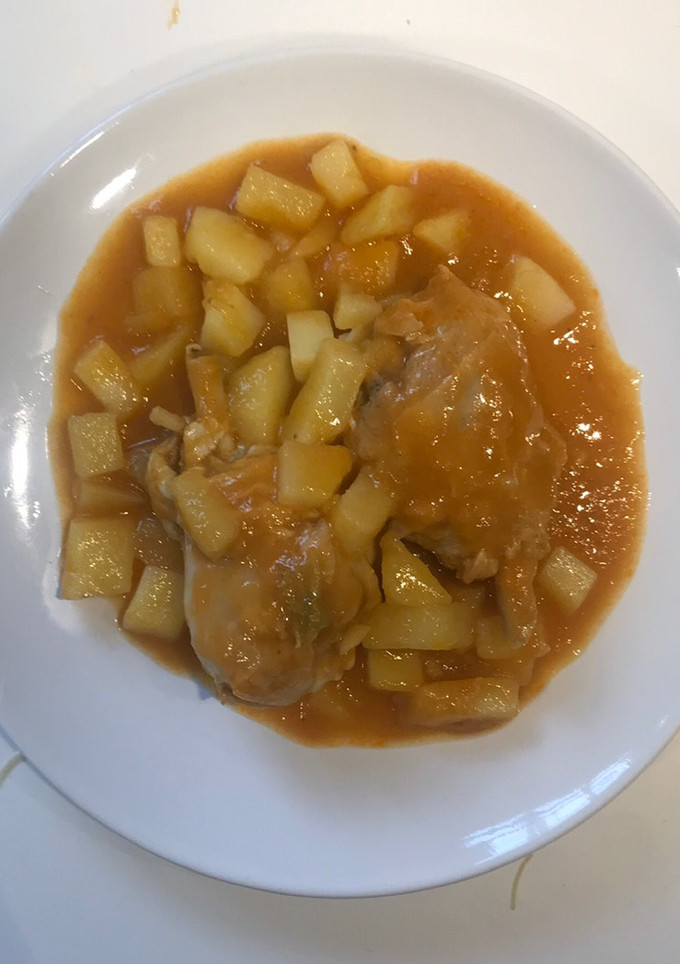 Una foto de Jamoncitos de pollo con guarnición de patatas