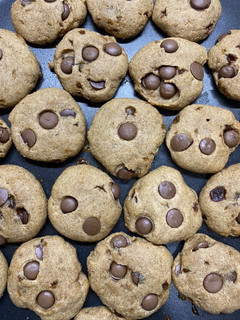 Una foto de Cookies con harina integral y chips de chocolate
