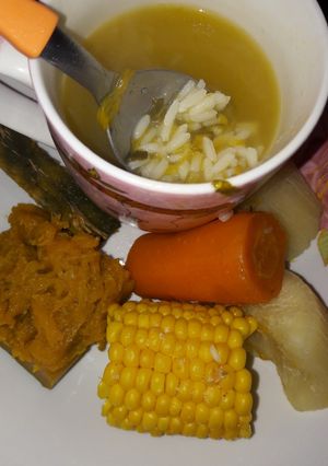 Una foto de Sopa de verduras y arroz con puchero