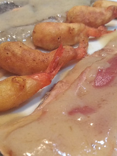 Una foto de Trucha con bacon y gambas a la gabardina
