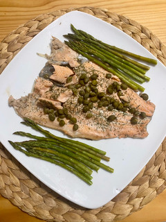 Una foto de Trucha al vapor con eneldo y alcaparras (en Thermomix)