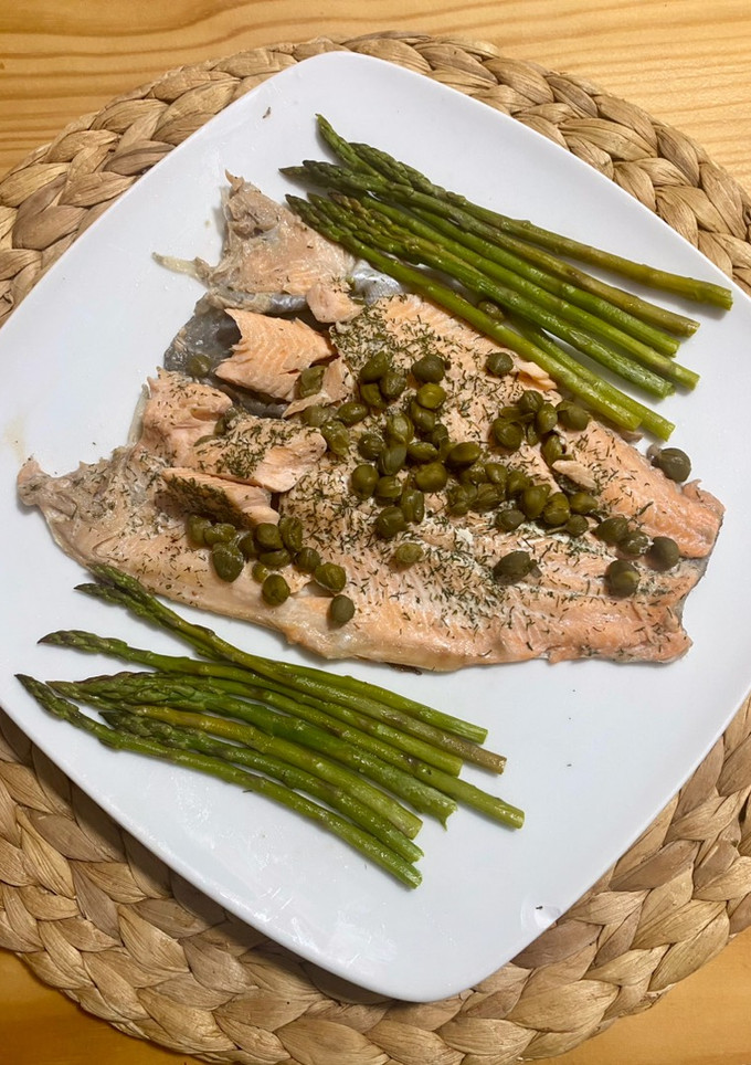 Una foto de Trucha al vapor con eneldo y alcaparras (en Thermomix)