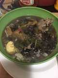 Sopa de frijoles con plátano verde y huevo
