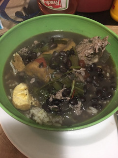 Una foto de Sopa de frijoles con plátano verde y huevo