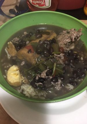 Una foto de Sopa de frijoles con plátano verde y huevo