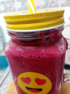 Una foto de Smoothie de plátano, manzana y remolacha