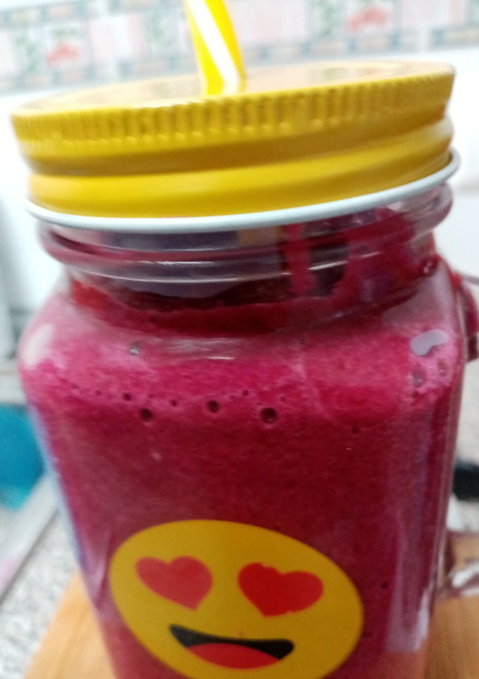 Una foto de Smoothie de plátano, manzana y remolacha