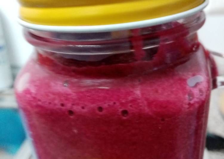 Smoothie de plátano, manzana y remolacha