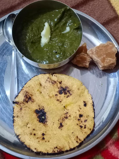 सरसों का साग और मक्की की रोटी (sarson ka saag aur makki ki roti recipe in Hindi) रेसिपी मुख्य फोटो
