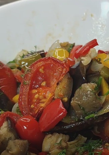 Una foto de Ensalada templada de verduras asadas