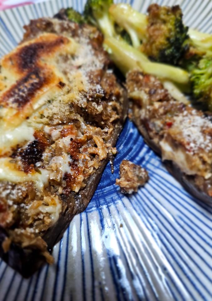 Una foto de Berenjenas rellenas de tex mex