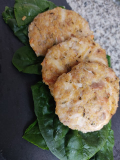 Una foto de Tortitas de quinoa, atún y queso