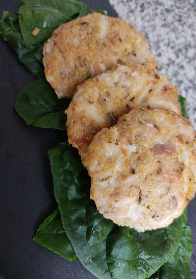Una foto de Tortitas de quinoa, atún y queso