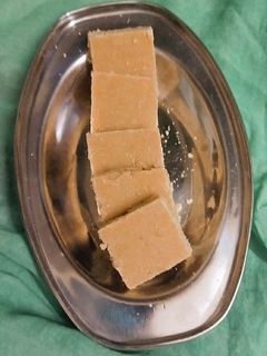 સુખડી (Sukhdi Recipe In Gujarati) રેસીપી મુખ્ય ફોટો