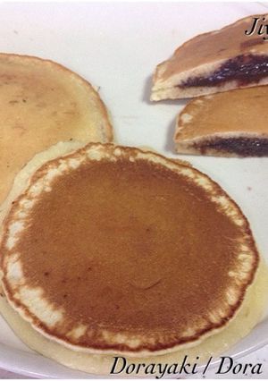 A picture of Dorayaki /dora cakes.