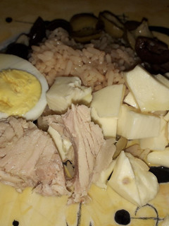Una foto de Arroz con Pimentón Ahumado, Atún, Queso, Huevo y Aceitunas
