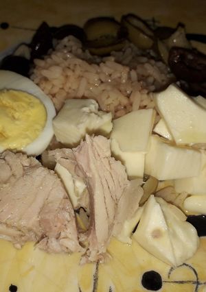 Una foto de Arroz con Pimentón Ahumado, Atún, Queso, Huevo y Aceitunas