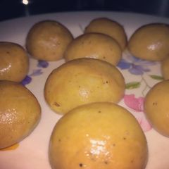 A picture of Besan ke ladoo.