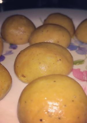 A picture of Besan ke ladoo.