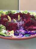 Couronne de betteraves rouges crues à la brousse et basilic salade de romaine